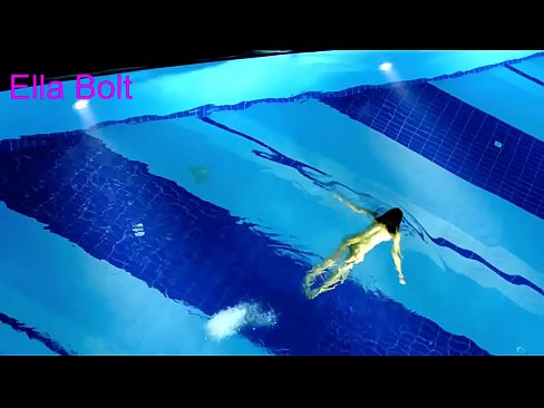 ❤️ 나는 보는 것을 멈출 수 없다, 젊은 금발이 ELLA BOLT 리조트 수영장에서 누드로 수영하다 적발 항문 포르노 우리 ❌️